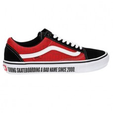 vans rojas y negras